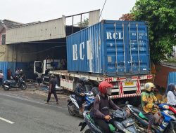 Truk Tronton Oleng di Jalan Sultan Agung Bekasi Barat, Hantam Bengkel hingga Warung Kelontong