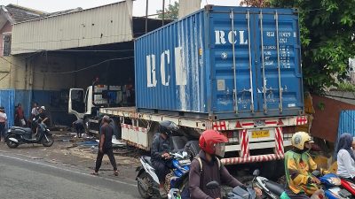 Truk Tronton Oleng di Jalan Sultan Agung Bekasi Barat, Hantam Bengkel hingga Warung Kelontong