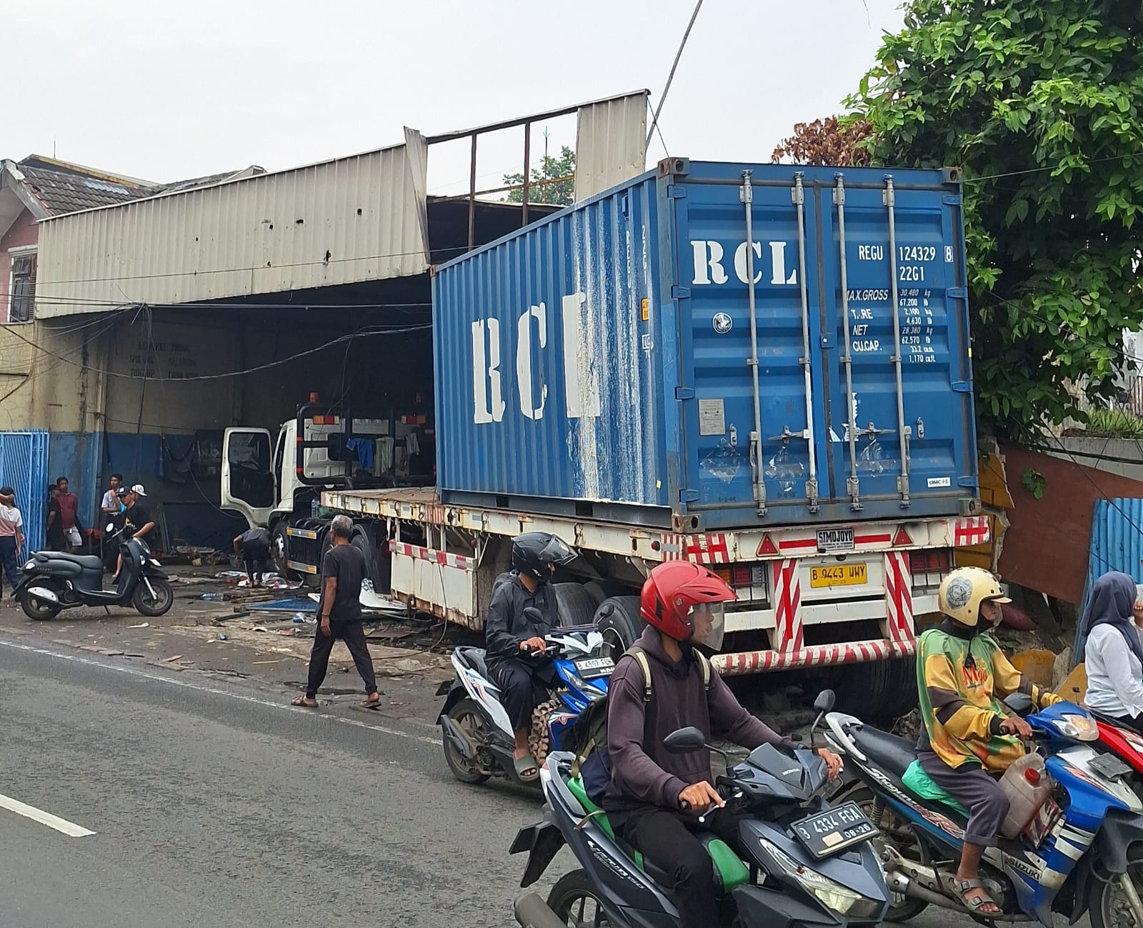 Truk Tronton Oleng di Jalan Sultan Agung Bekasi Barat, Hantam Bengkel hingga Warung Kelontong