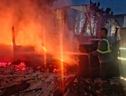 Gudang Barang Bekas Ludes Terbakar di Cikarang