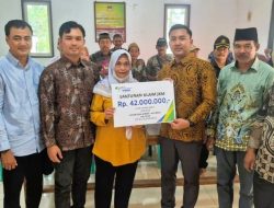 BPJS Ketenagakerjaan Bekasi Cifest Serahkan Santunan Rp42 Juta untuk Ahli Waris Perangkat RT