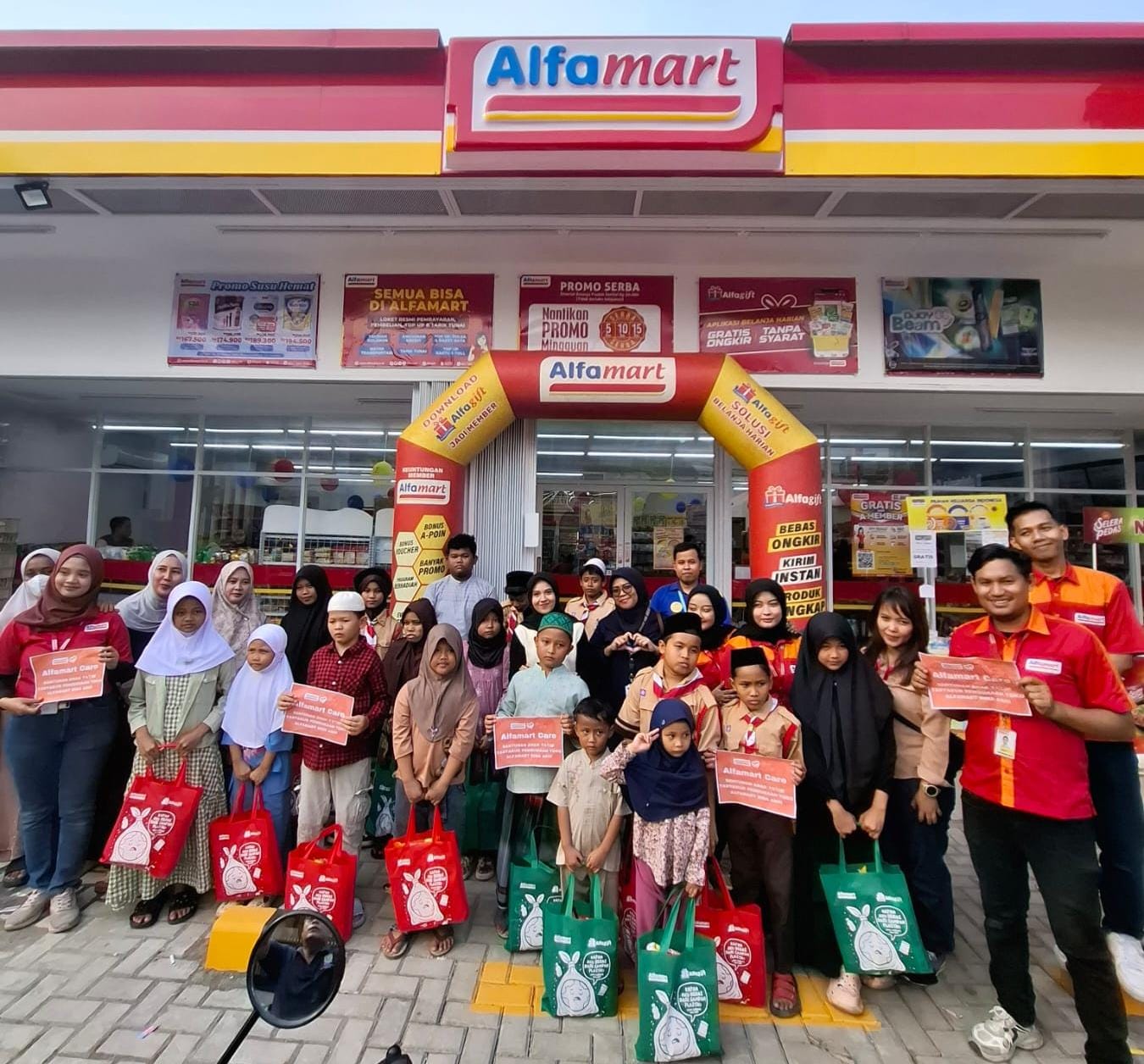 Tasyakuran Pembukaan Toko Baru di Jatiasih, Alfamart Gelar Santunan Anak Yatim