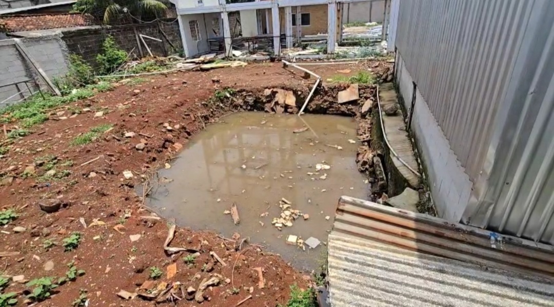 Warga Rawalumbu Keluhkan Bau Menyengat Diduga dari Area Dapur MBG