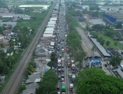 Aksi Buruh Pabrik Ban Micelin di Cikarang Tutup Satu Jalur Pantura, Sopir Terjebak Kemacetan Panjang