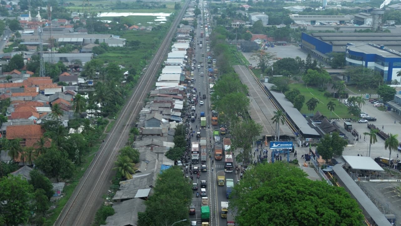 Aksi Buruh Pabrik Ban Micelin di Cikarang Tutup Satu Jalur Pantura, Sopir Terjebak Kemacetan Panjang