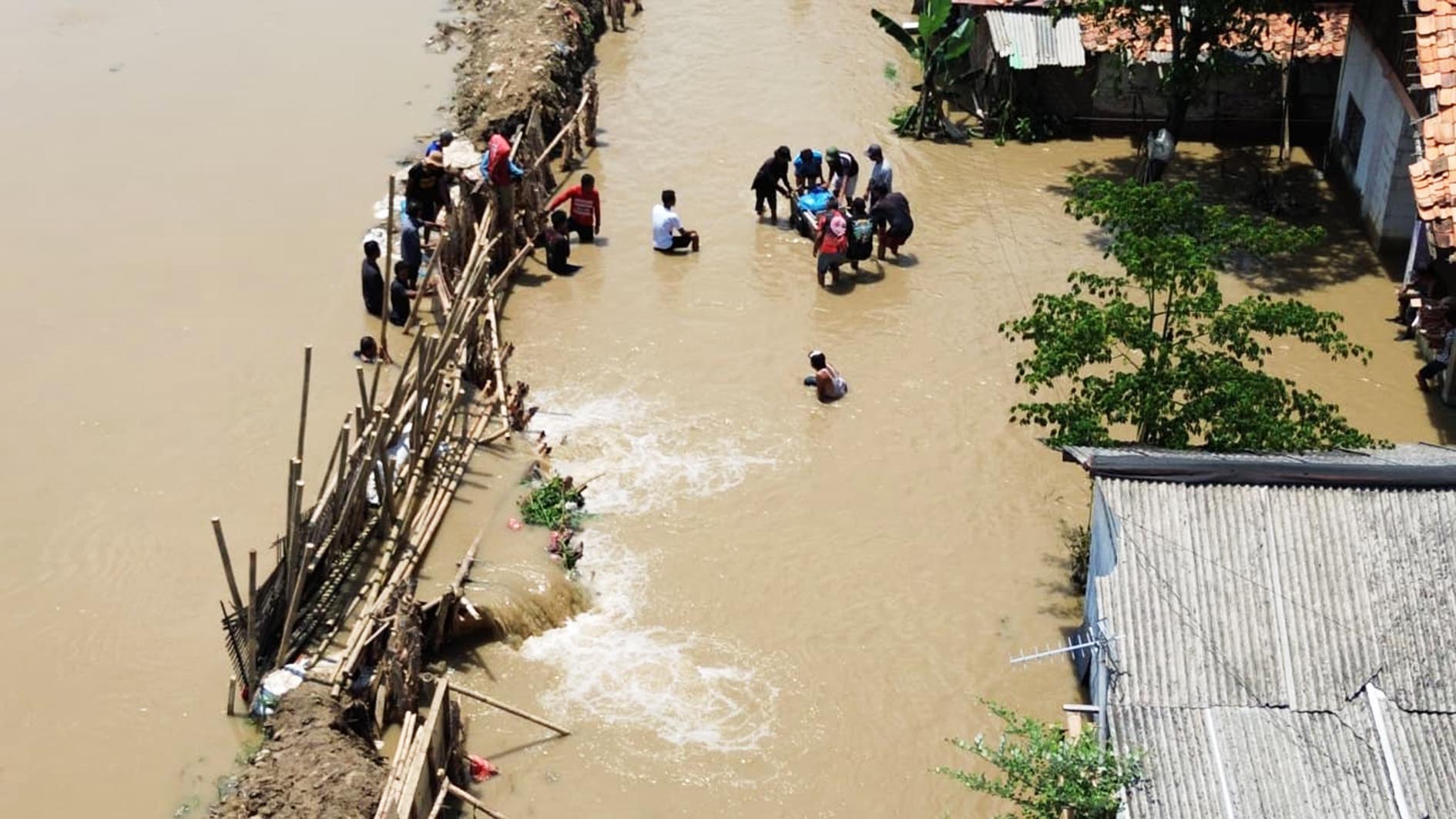 Tanggul Jebol Rendam Dua Desa di Sukatani, Pemkab Bekasi Percepat Penanganan