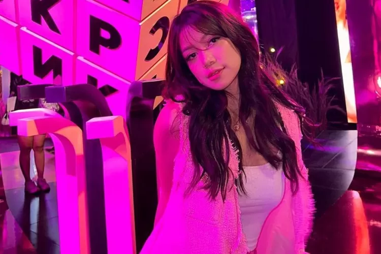 Regina Phoenix Tuai Hujatan Usai Serobot Fans Cilik di Konser BLACKPINK, Begini Klarifikasinya