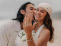 Tak Terduga! Sean Gelael Lamar Hana Malasan Pakai Kelapa Muda di Pantai Sumba