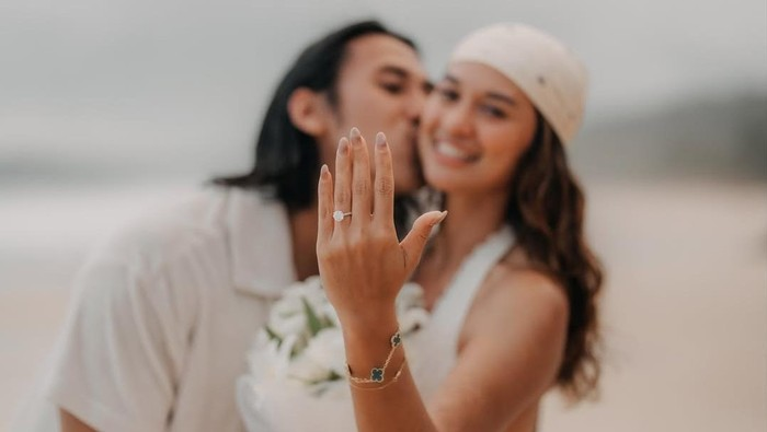 Tak Terduga! Sean Gelael Lamar Hana Malasan Pakai Kelapa Muda di Pantai Sumba