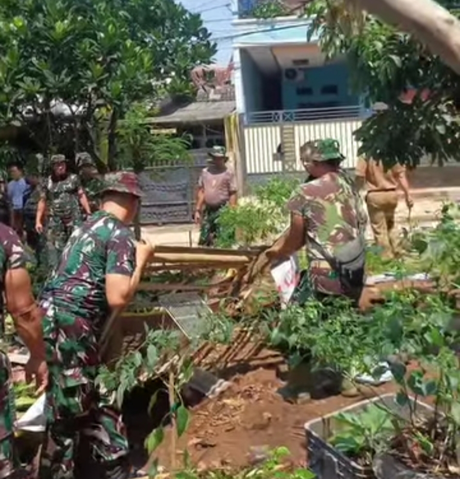Tiga Pilar Kecamatan Rawalumbu Gotong Royong Bersihkan Lahan KMP