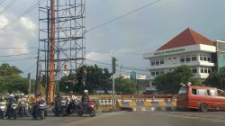 Tiang Reklame Nyaris Roboh di Perempatan Unisma Bekasi Dikeluhkan Warga