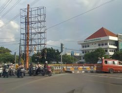 Tiang Reklame Nyaris Roboh di Perempatan Unisma Bekasi Dikeluhkan Warga