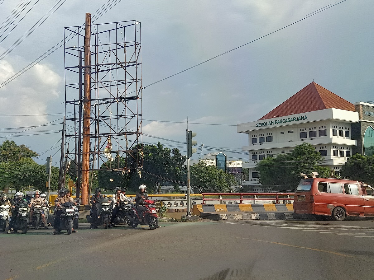 Tiang Reklame Nyaris Roboh di Perempatan Unisma Bekasi Dikeluhkan Warga