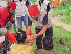 PDI Perjuangan Kabupaten Bekasi Dirikan Dapur Umum Bantu Korban Banjir