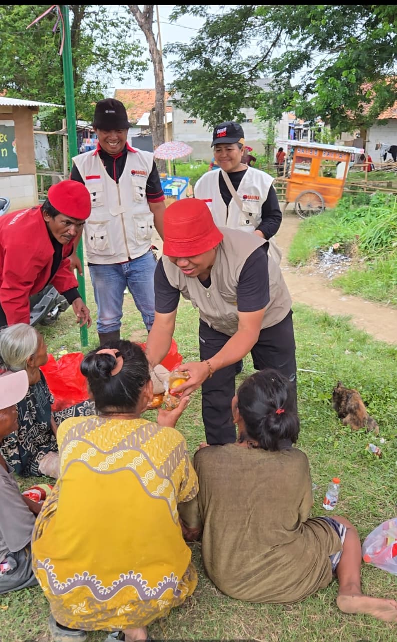 PDI Perjuangan Kabupaten Bekasi Dirikan Dapur Umum Bantu Korban Banjir