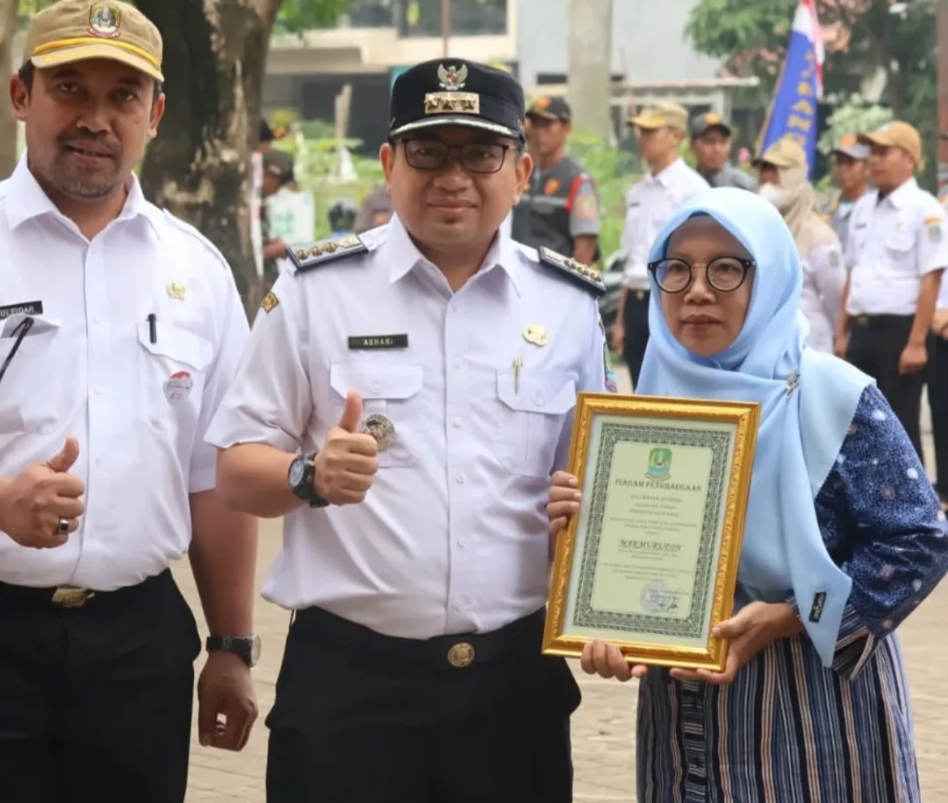 Camat Jatiasih Lantik Ketua RW Baru dan Beri Penghargaan untuk Mendiang Mantan Ketua RW