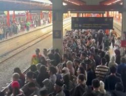 Perjalanan KRL Commuter Line Bekasi Pagi Ini Terganggu, Penumpang Menumpuk dan Mengeluh