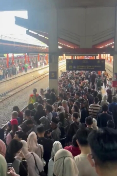 Perjalanan KRL Commuter Line Bekasi Pagi Ini Terganggu, Penumpang Menumpuk dan Mengeluh