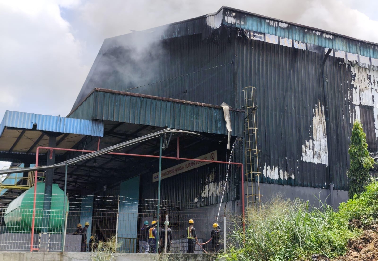 Pabrik Pengolahan Limbah di Bantargebang Dilalap Si Jago Merah