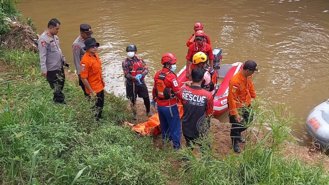 Satu Anak yang Hanyut di Kali Cikeas Ditemukan Meninggal