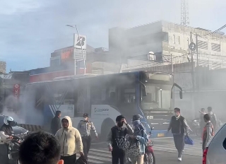 Bus Transjakarta Rute Bekasi–Dukuh Atas Keluar Asap di Turunan Tol Becakayu