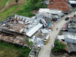 Kafe di Bukit Hyundai Bojongmangu Porak-poranda Diterjang Angin Kencang