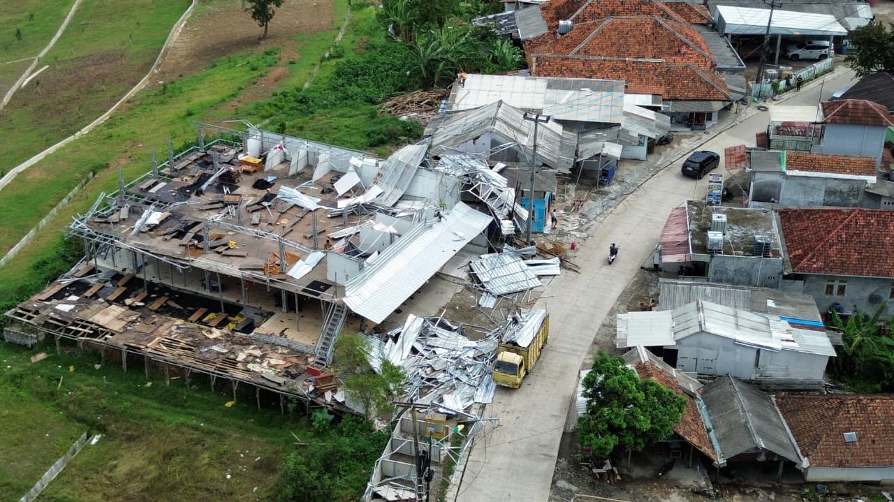 Kafe di Bukit Hyundai Bojongmangu Porak-poranda Diterjang Angin Kencang