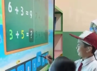 Presiden Prabowo Bakal Luncurkan Smartboard di SMPN 4 Bekasi Pekan Depan