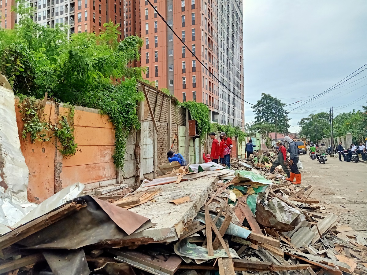 35 Bangunan di Atas Saluran Air Margahayu Bekasi Timur Dibongkar