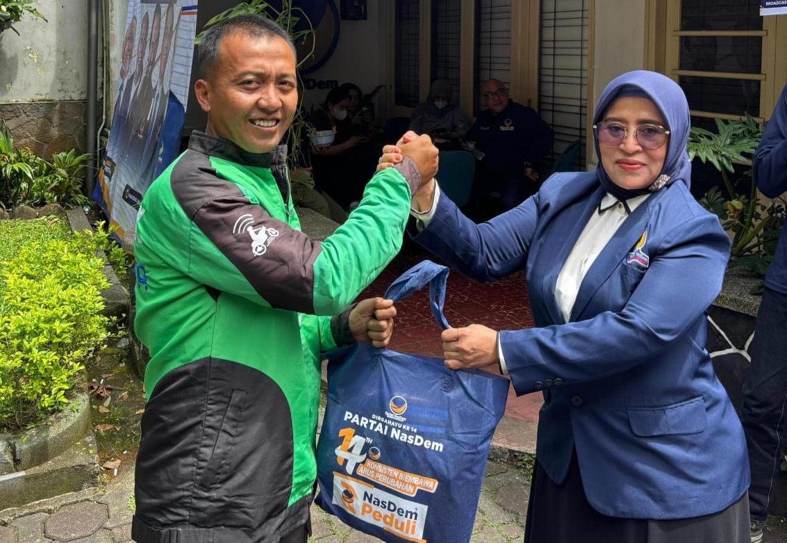 HUT ke-14 Partai NasDem, Ribuan Paket Sembako Dibagikan ke Masyarakat Bekasi