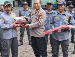Perkuat Keamanan Lingkungan, Polsek Jatiasih Bantu Satlinmas dengan Borgol dan Senter