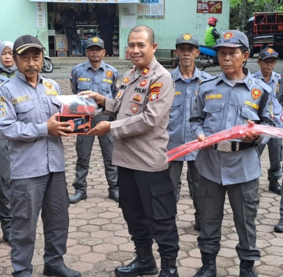 Perkuat Keamanan Lingkungan, Polsek Jatiasih Bantu Satlinmas dengan Borgol dan Senter