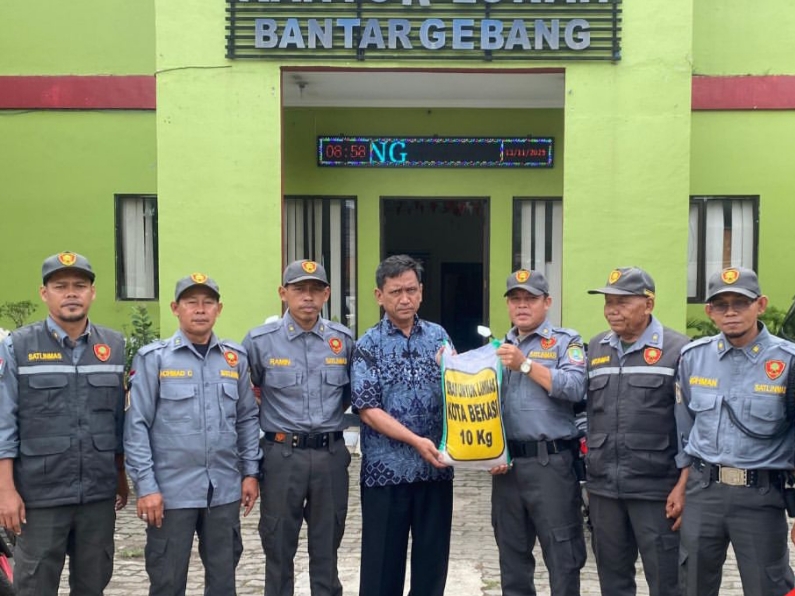 Anggota Linmas Bantar Gebang Dapat Jatah 10 Kg Beras