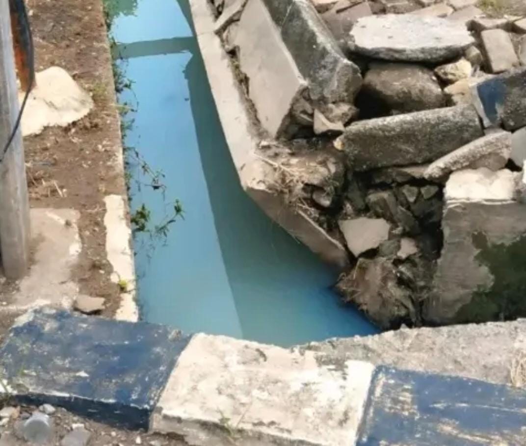 Warga Klaster Nirwana di Kelurahan Pejuang Teriak Saluran Air Retak Parah