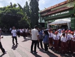 Jelang Kunjungan Presiden Prabowo ke SMPN 4 Bekasi, Siswa dan Warga Tumpah Ruah