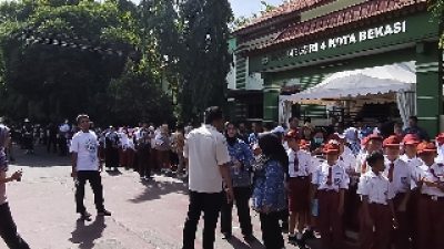 Jelang Kunjungan Presiden Prabowo ke SMPN 4 Bekasi, Siswa dan Warga Tumpah Ruah