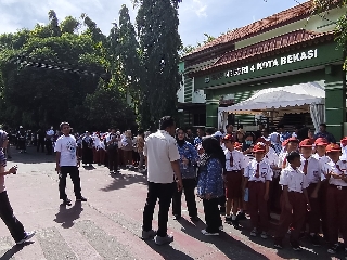 Jelang Kunjungan Presiden Prabowo ke SMPN 4 Bekasi, Siswa dan Warga Tumpah Ruah