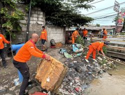 Petugas UPTD dan Warga Gotong Royong Bersihkan Kali Teluk Pucung