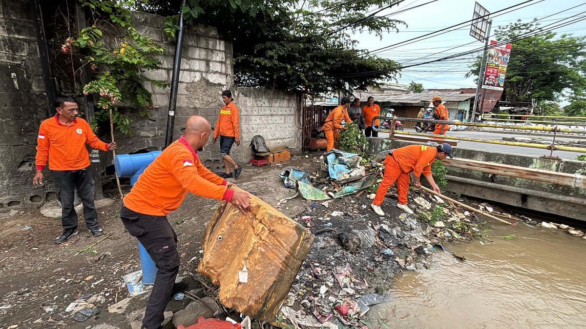 Petugas UPTD dan Warga Gotong Royong Bersihkan Kali Teluk Pucung