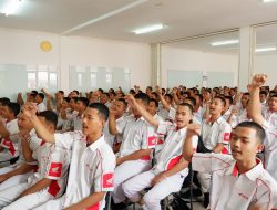 Guru Bantu Siswa SMK Selesaikan Laporan PKL