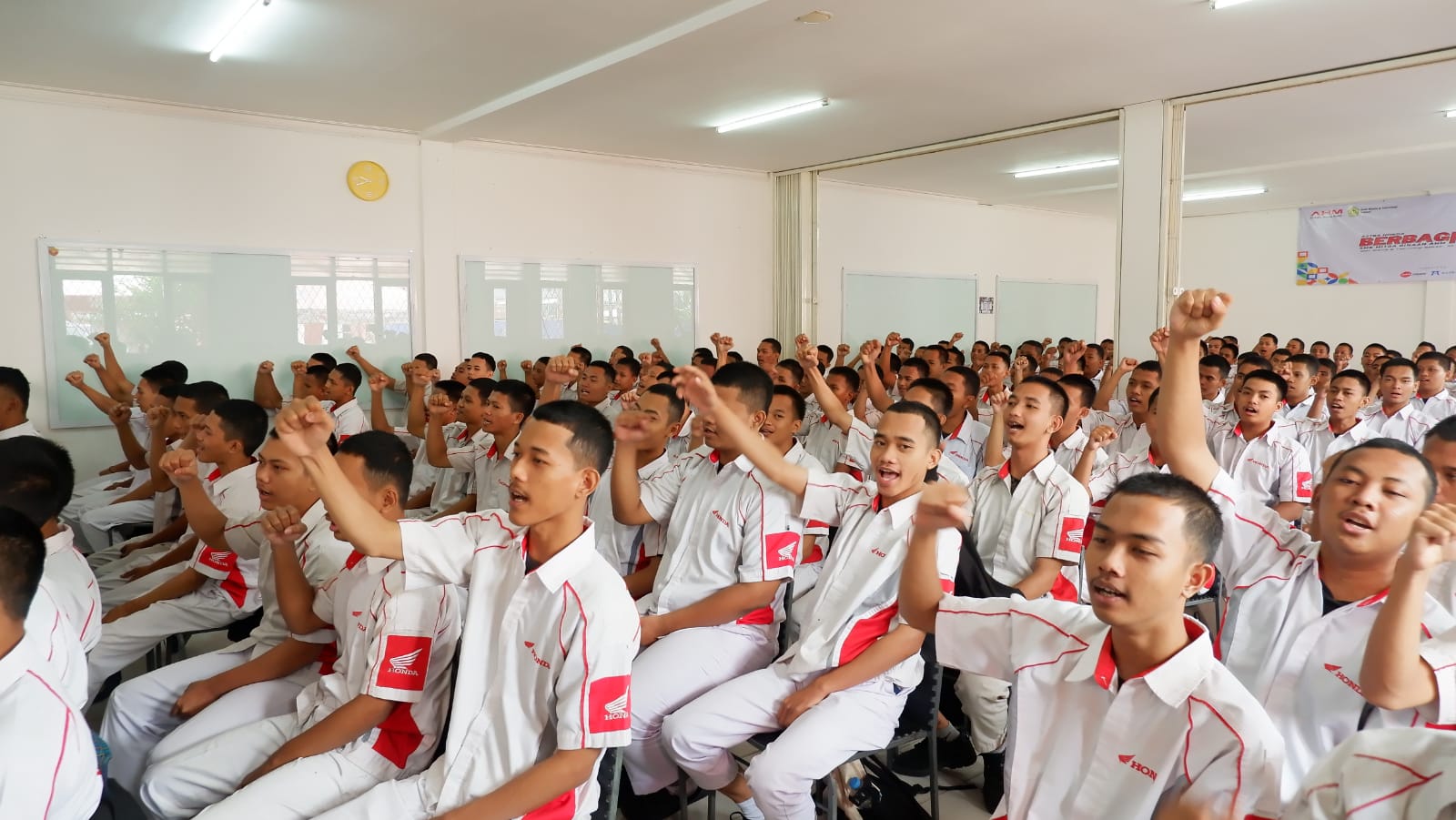 Guru Bantu Siswa SMK Selesaikan Laporan PKL