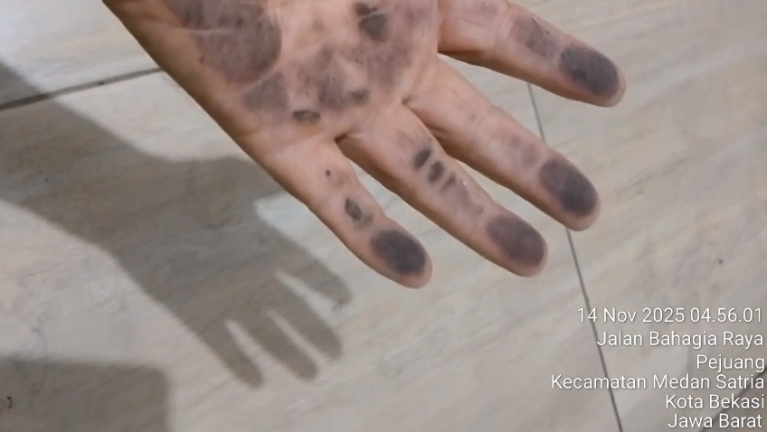 Debu Hitam Menyergap Pejuang Kota Bekasi, Asap Industri Diduga Penyebab