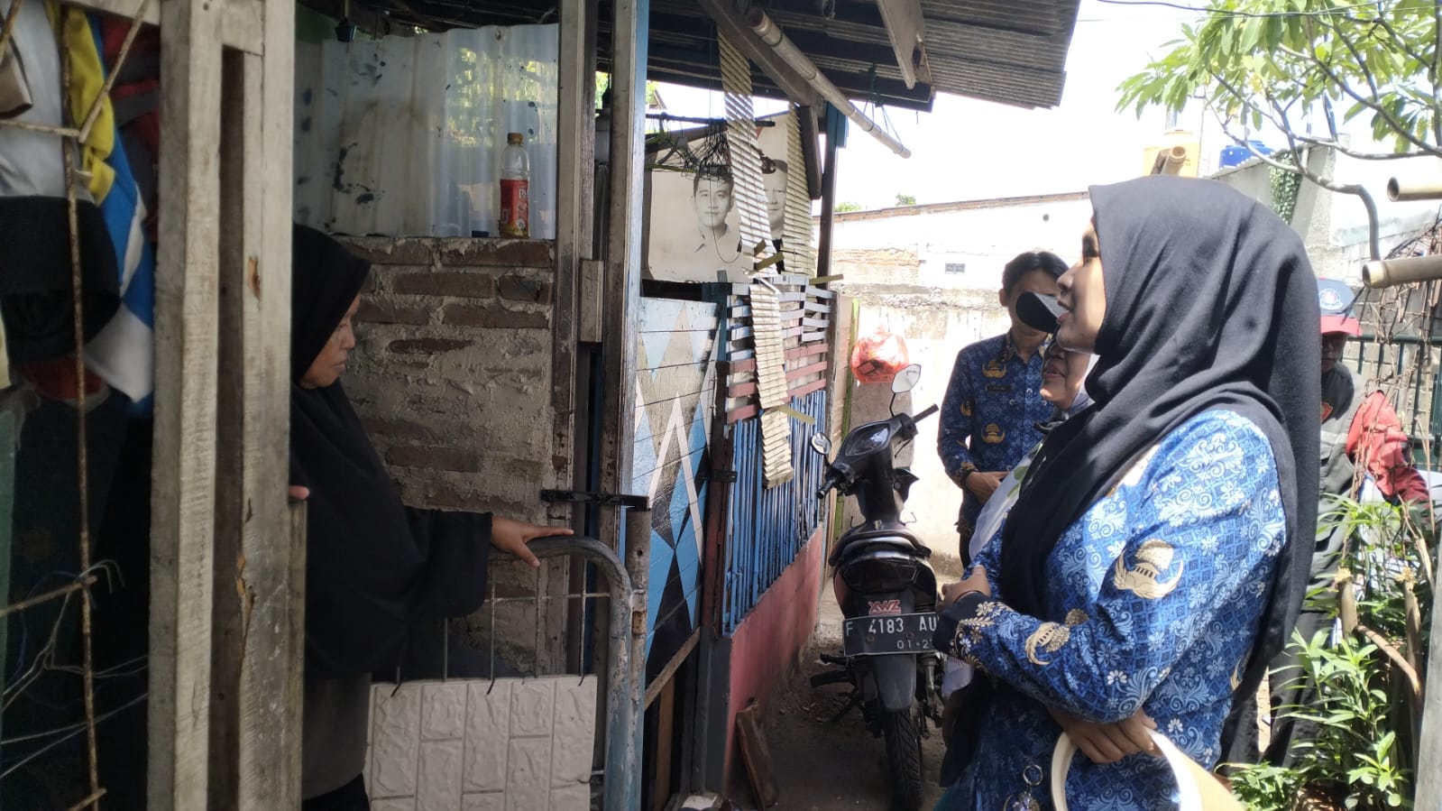 Cek Rumah Tidak Layak Huni, Lurah Kalibaru Janjikan Perbaikan Tahun Depan