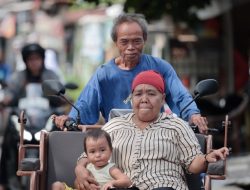 30 Tahun Narik Becak, Lansia 65 Tahun Gembira Dapat Becak Listrik dari Prabowo