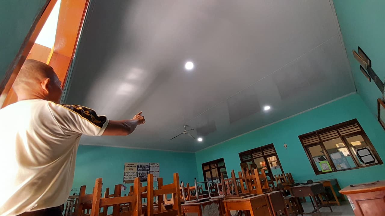Plafon Ruang Kelas SMKN 1 Cikarang Utara Ambruk, Siswa Selamat