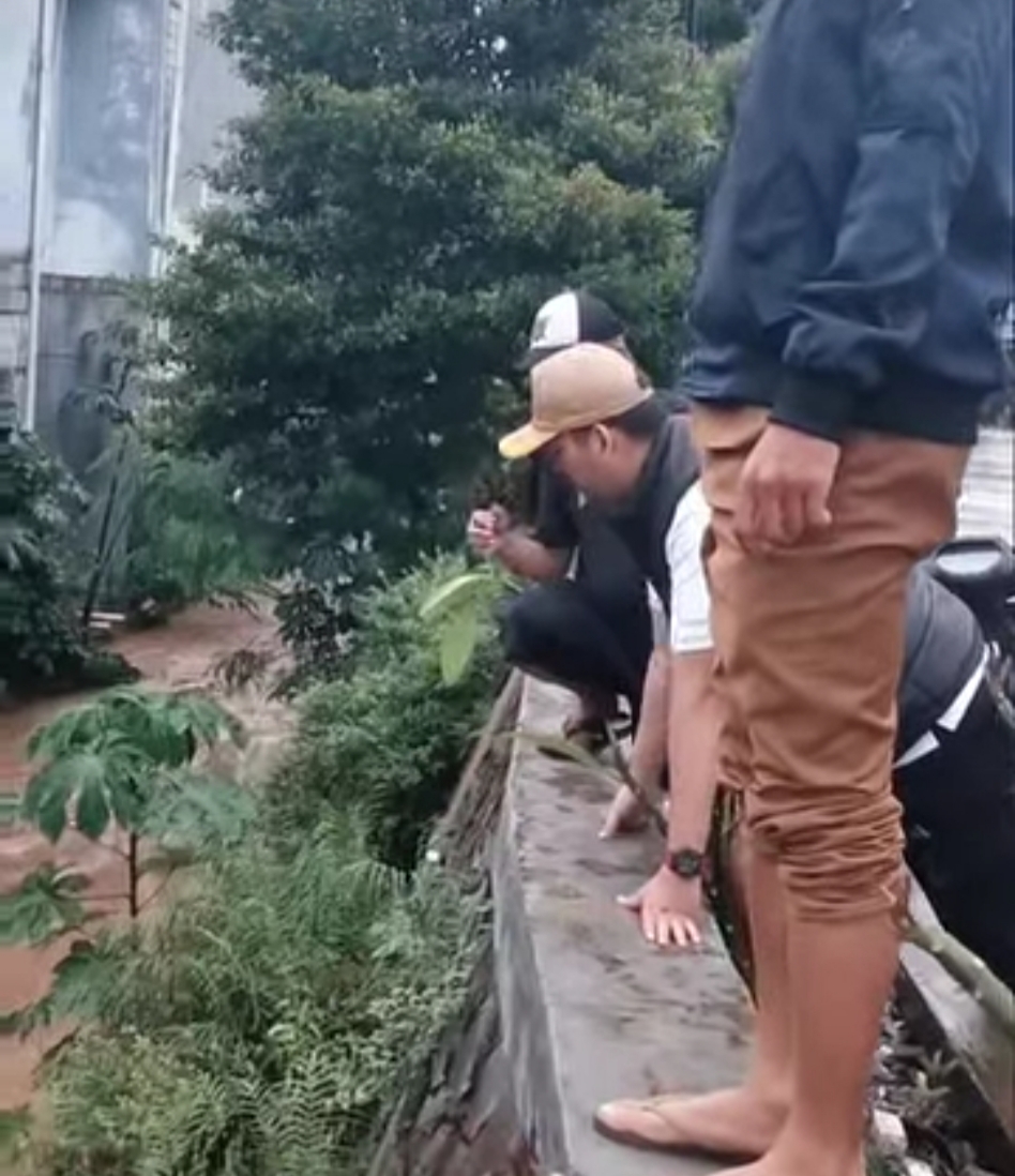 Tebing Bantaran Kali Cakung di Jatiluhur Longsor