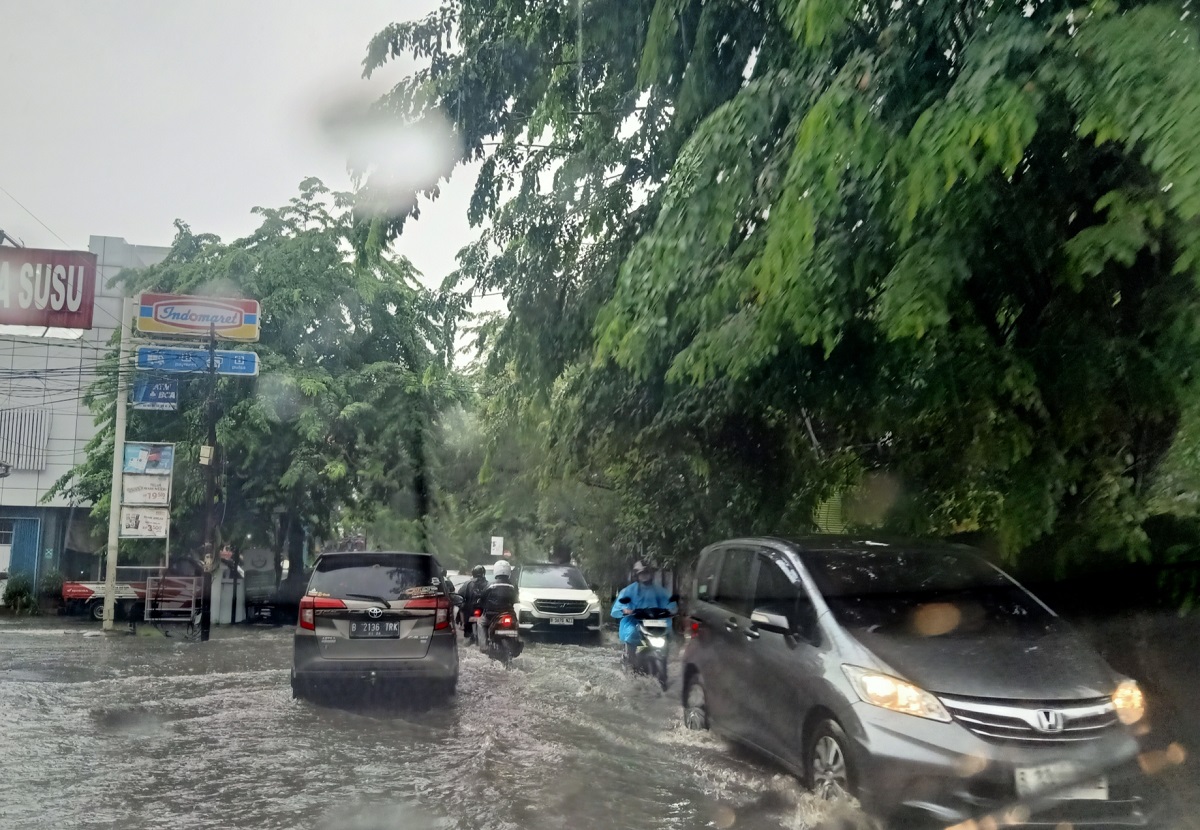 Drainase Tak Berfungsi Maksimal Picu Genangan Jalan Pekayon