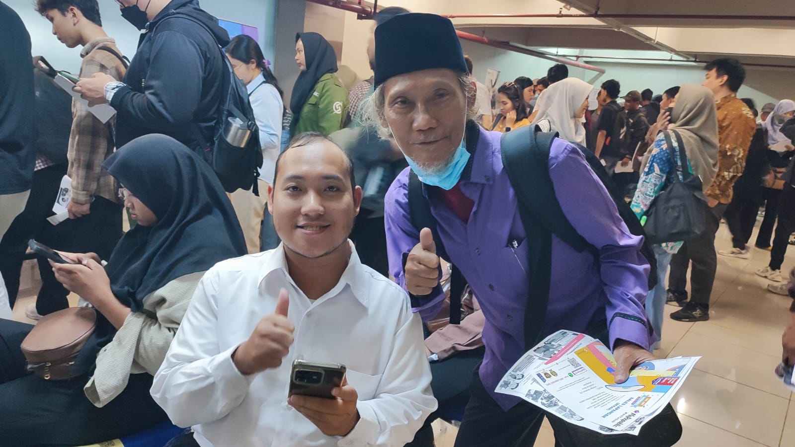 Ayah-Anak Mencari Asa di Bursa Kerja Kota Bekasi