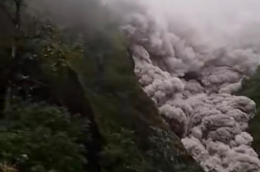 Gunung Semeru Muntahkan Awan Panas Sejauh 13 Km, Tiga Desa Terdampak