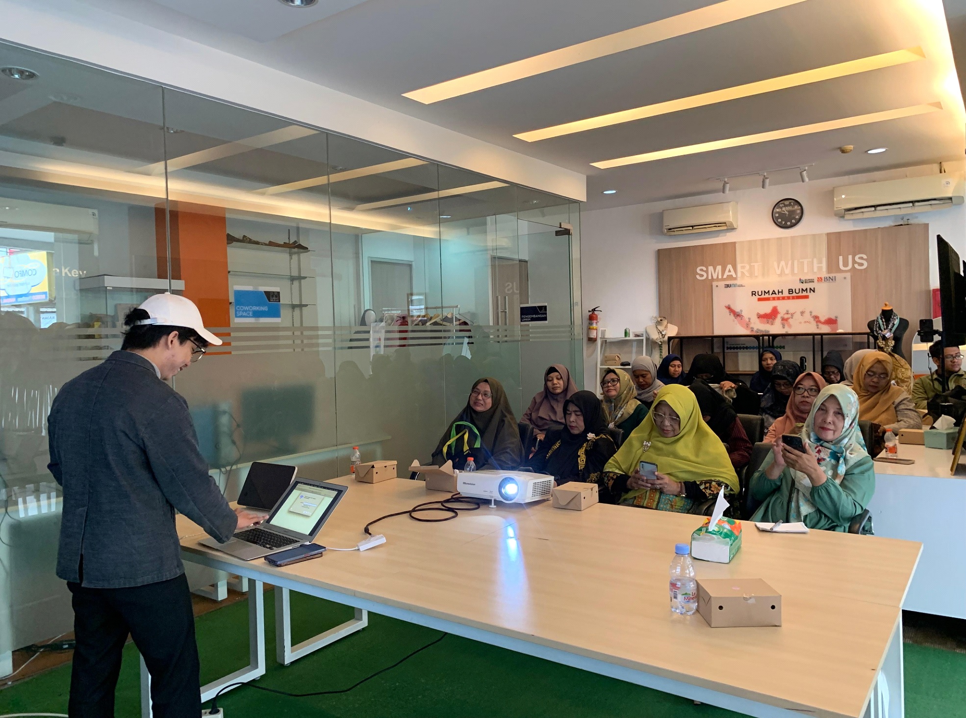 Rumah BUMN dan Telkom Bekasi Dorong UMKM Lebih Percaya Diri Lewat Pelatihan Profile Bisnis Profesional